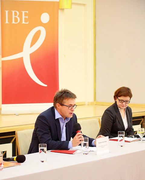 Zbigniew Stępniewski, zastępca dyrektora IBE wprowdził gości i dziennikarzy w tematykę badania. Na zdjęciu z dr Agnieszką Chłoń-Domińczak
